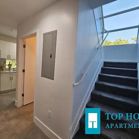 645 Airport Top House Apartments Miami Exterior photo