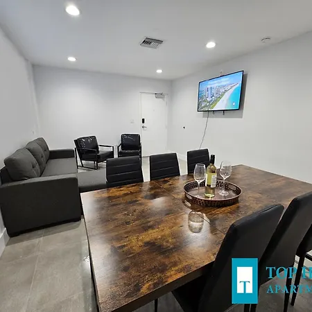 645 Airport Top House Apartments Miami Exterior photo